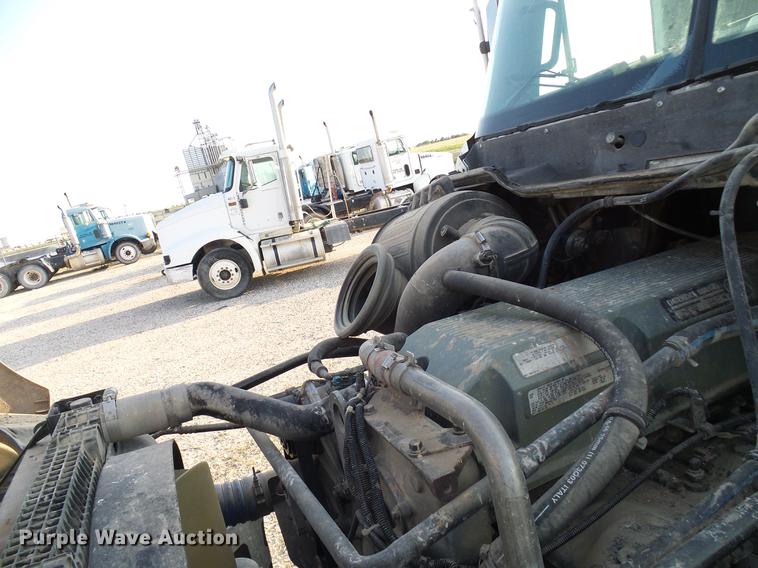 image for item DD8413 2004 Freightliner Columbia semi truck