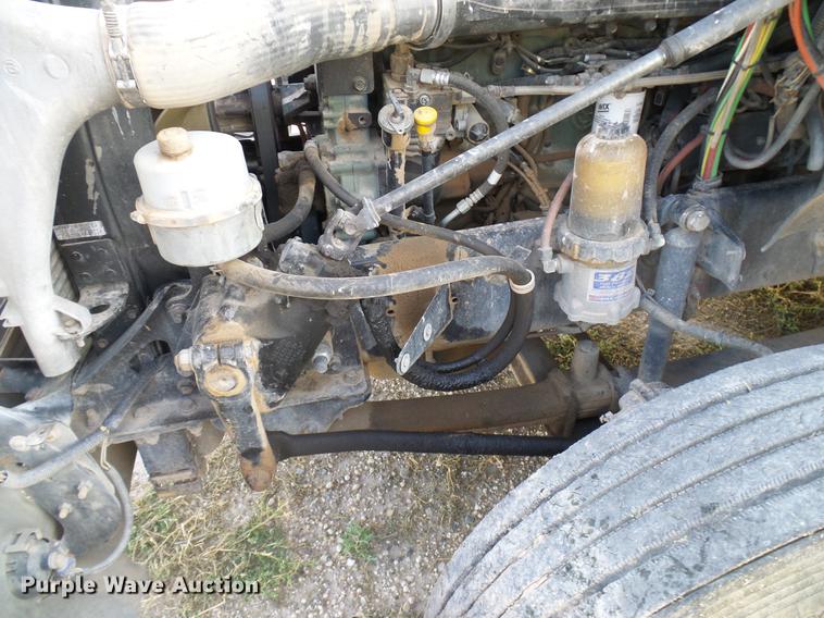 image for item DD8413 2004 Freightliner Columbia semi truck