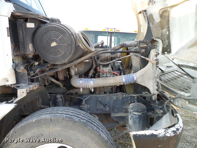 image for item DD8413 2004 Freightliner Columbia semi truck