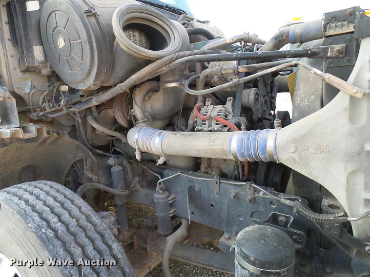 image for item DD8413 2004 Freightliner Columbia semi truck