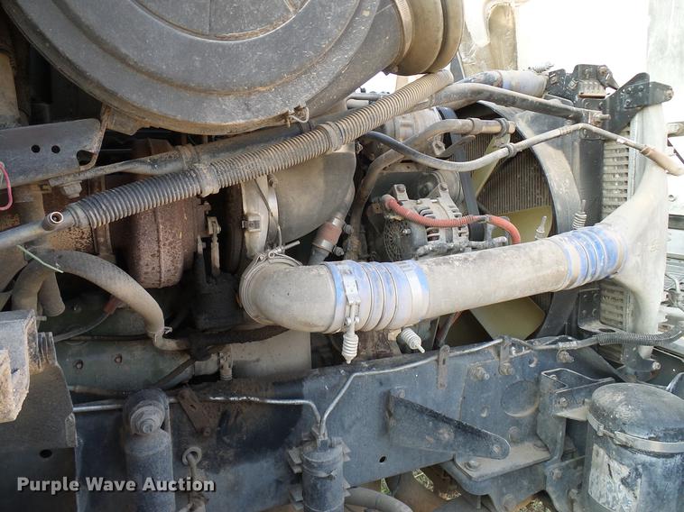 image for item DD8413 2004 Freightliner Columbia semi truck