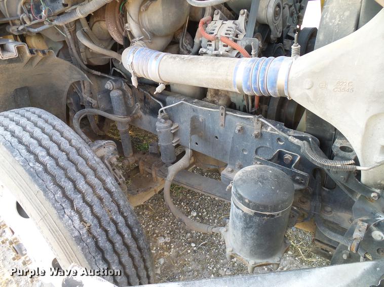 image for item DD8413 2004 Freightliner Columbia semi truck