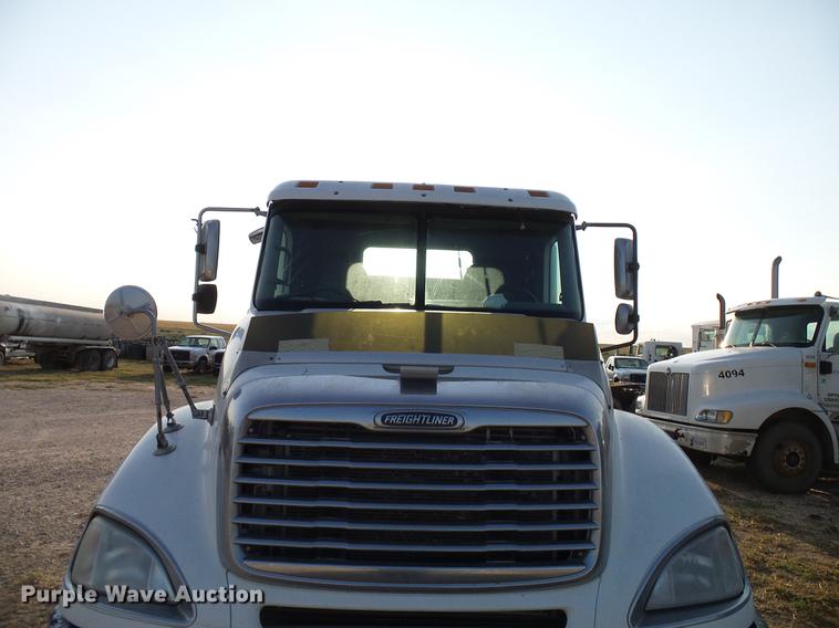 image for item DD8413 2004 Freightliner Columbia semi truck