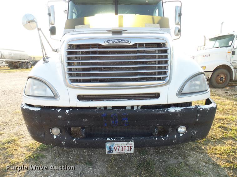 image for item DD8413 2004 Freightliner Columbia semi truck