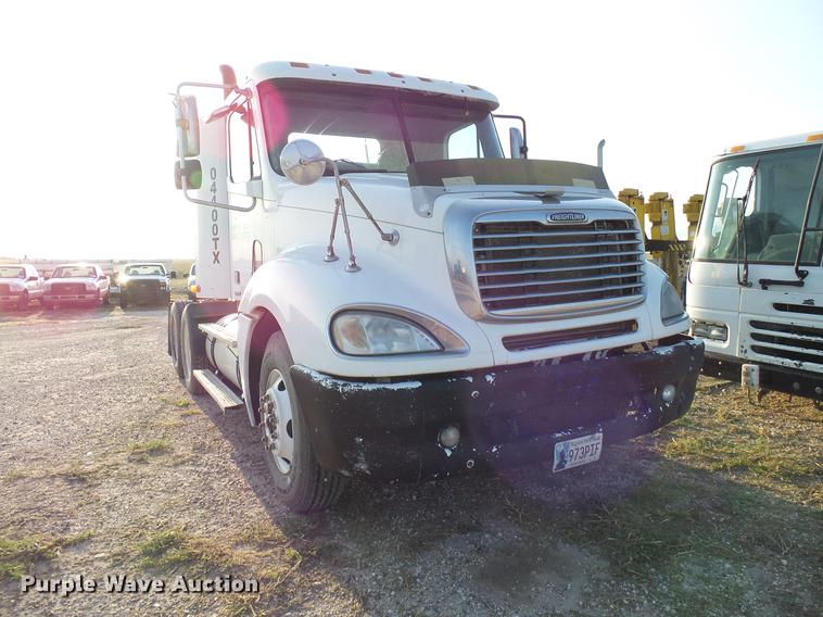 image for item DD8413 2004 Freightliner Columbia semi truck