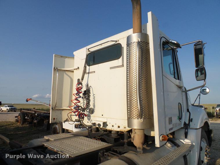 image for item DD8413 2004 Freightliner Columbia semi truck