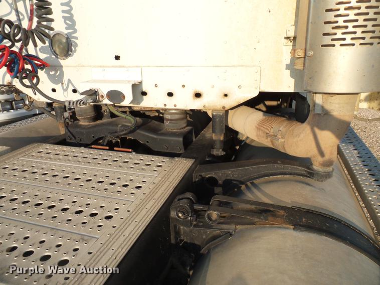 image for item DD8413 2004 Freightliner Columbia semi truck