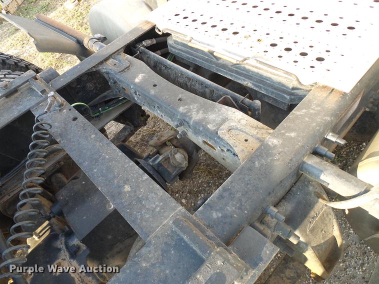 image for item DD8413 2004 Freightliner Columbia semi truck