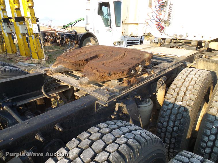 image for item DD8413 2004 Freightliner Columbia semi truck