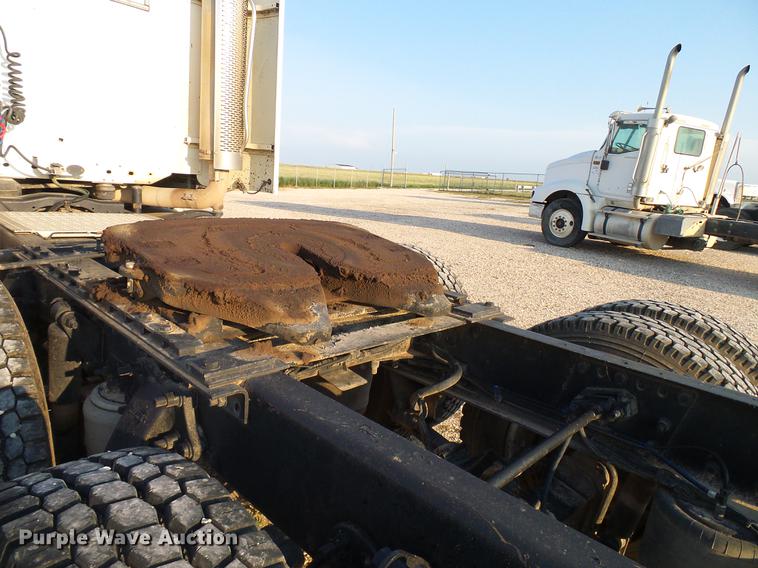 image for item DD8413 2004 Freightliner Columbia semi truck