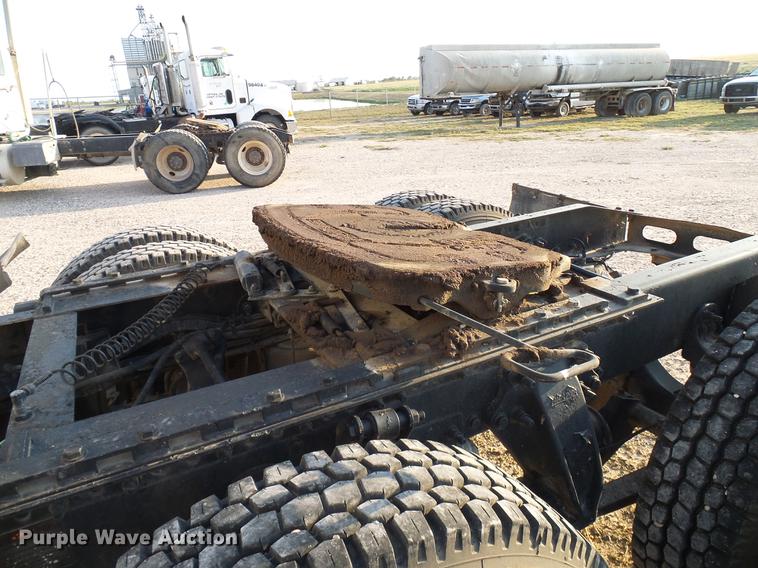 image for item DD8413 2004 Freightliner Columbia semi truck