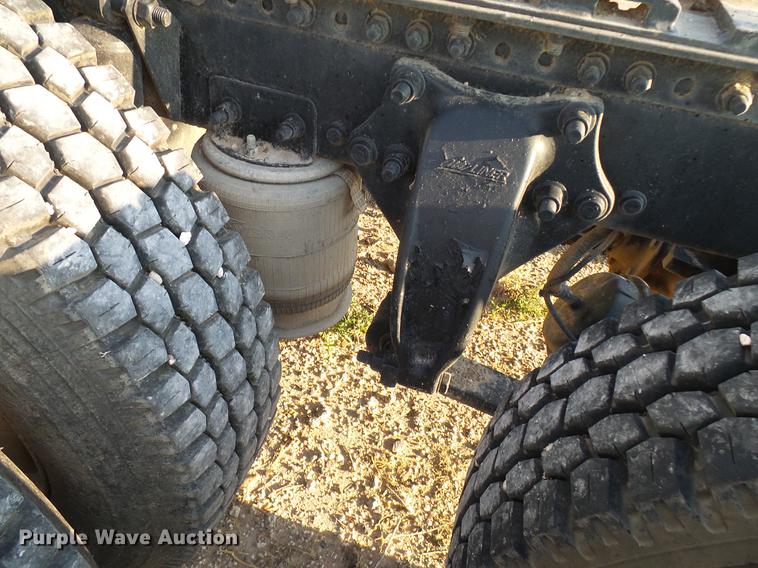 image for item DD8413 2004 Freightliner Columbia semi truck