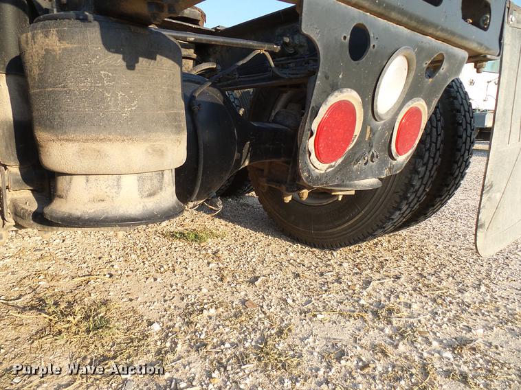 image for item DD8413 2004 Freightliner Columbia semi truck