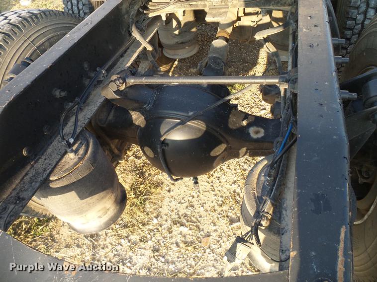 image for item DD8413 2004 Freightliner Columbia semi truck