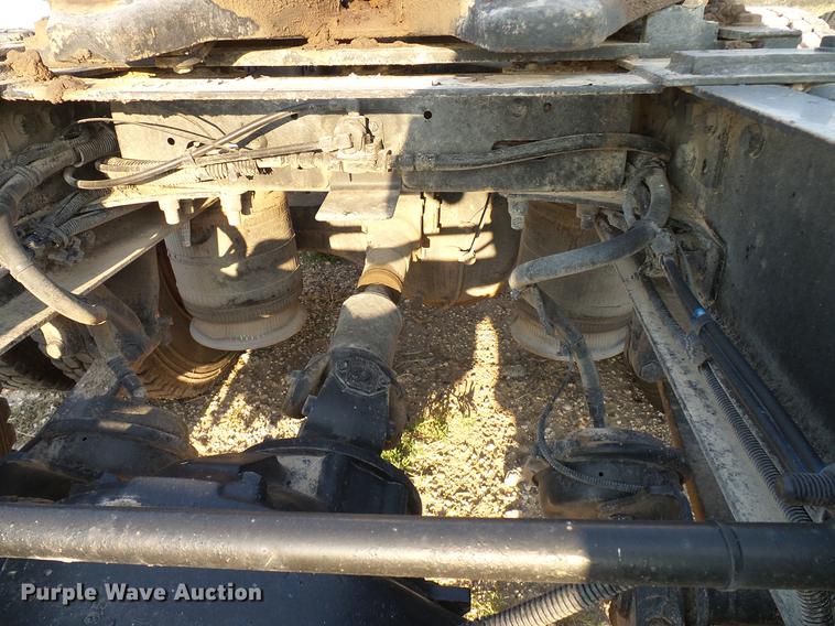 image for item DD8413 2004 Freightliner Columbia semi truck