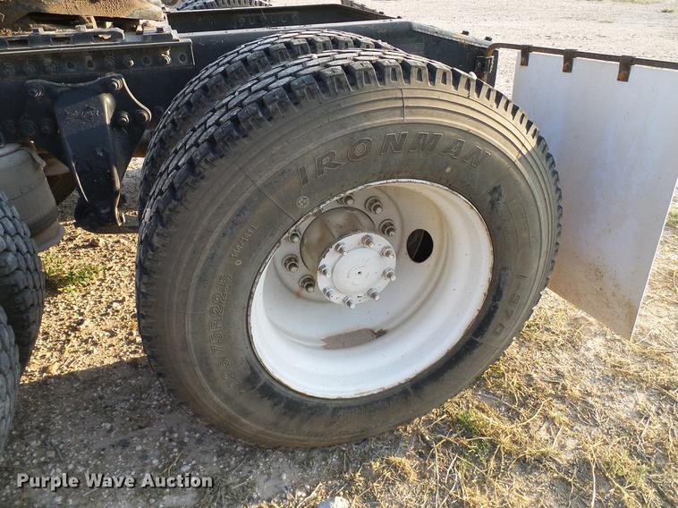 image for item DD8413 2004 Freightliner Columbia semi truck