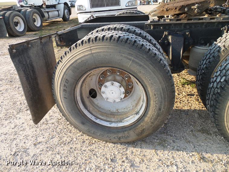 image for item DD8413 2004 Freightliner Columbia semi truck