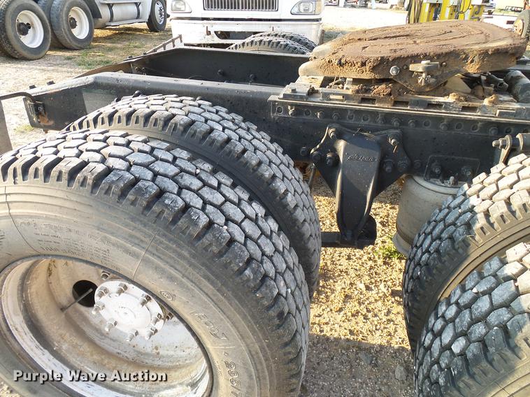 image for item DD8413 2004 Freightliner Columbia semi truck