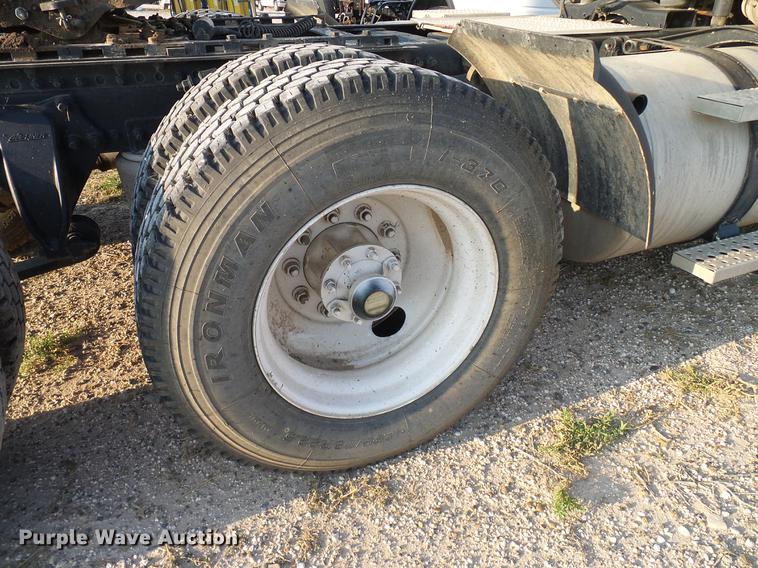 image for item DD8413 2004 Freightliner Columbia semi truck