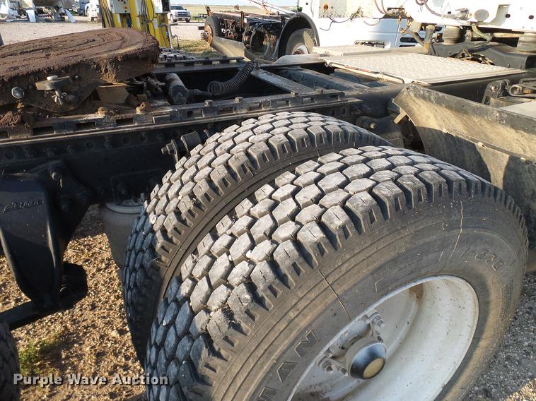 image for item DD8413 2004 Freightliner Columbia semi truck