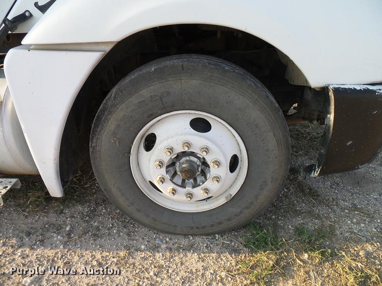 image for item DD8413 2004 Freightliner Columbia semi truck