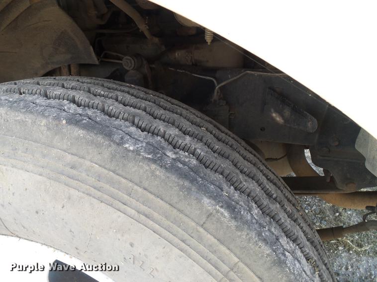 image for item DD8413 2004 Freightliner Columbia semi truck