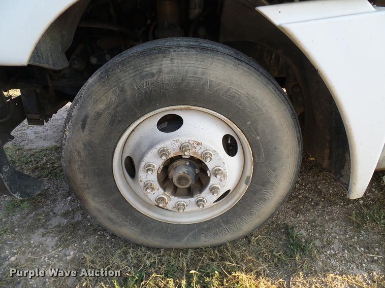 image for item DD8413 2004 Freightliner Columbia semi truck