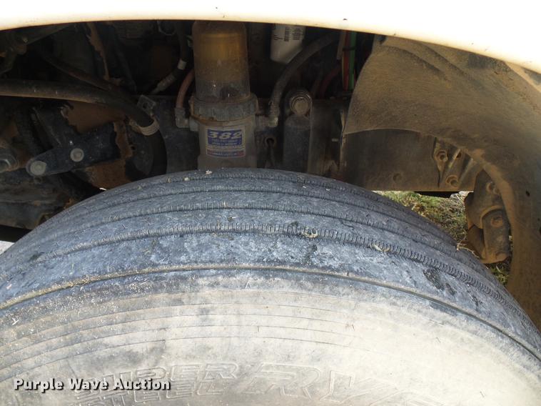 image for item DD8413 2004 Freightliner Columbia semi truck