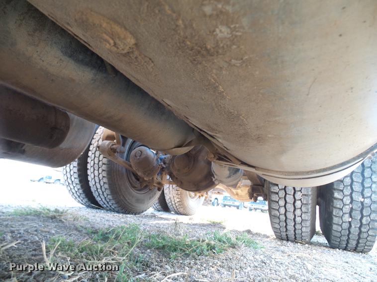 image for item DD8413 2004 Freightliner Columbia semi truck