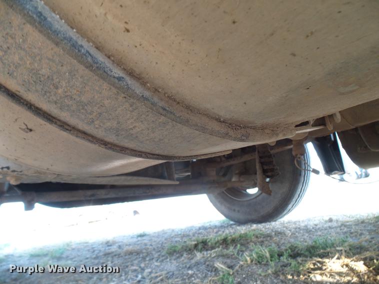 image for item DD8413 2004 Freightliner Columbia semi truck