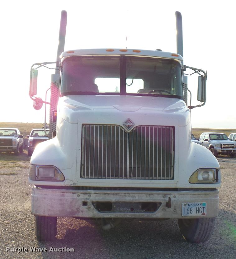 image for item DD8414 2005 International 9200i semi truck