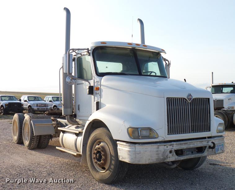 image for item DD8414 2005 International 9200i semi truck