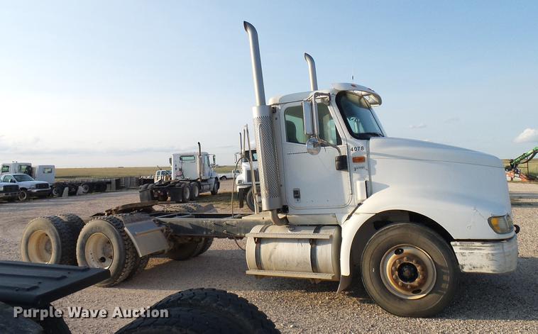 image for item DD8414 2005 International 9200i semi truck