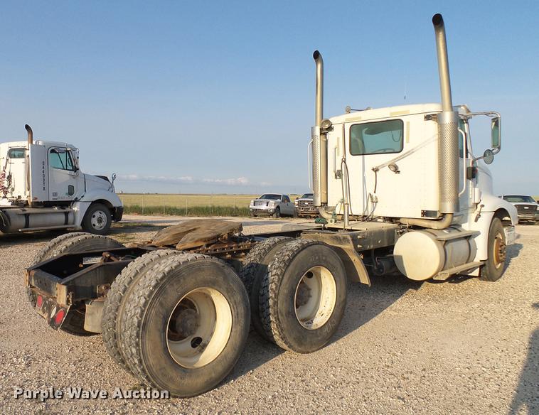 image for item DD8414 2005 International 9200i semi truck