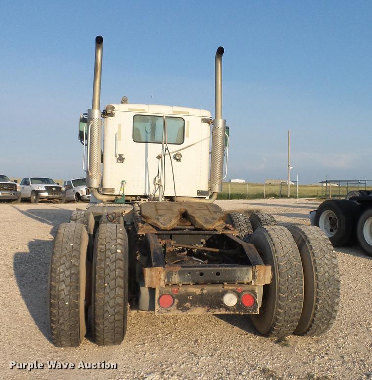 image for item DD8414 2005 International 9200i semi truck