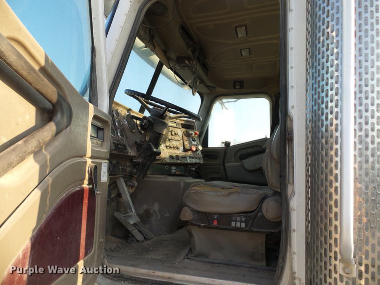 image for item DD8414 2005 International 9200i semi truck