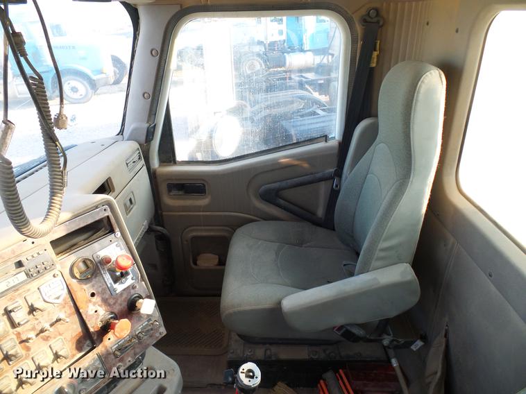 image for item DD8414 2005 International 9200i semi truck