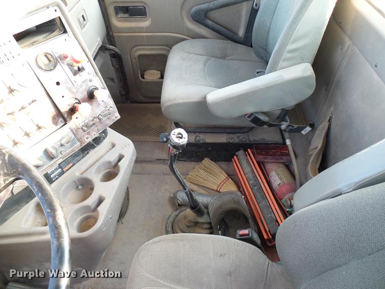 image for item DD8414 2005 International 9200i semi truck