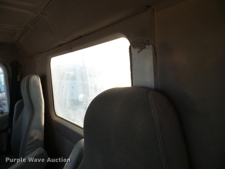 image for item DD8414 2005 International 9200i semi truck