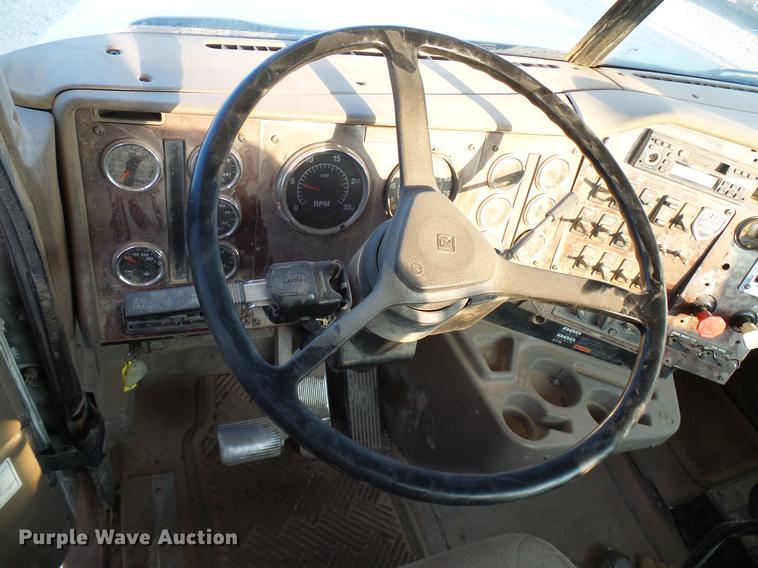 image for item DD8414 2005 International 9200i semi truck