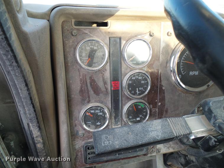 image for item DD8414 2005 International 9200i semi truck