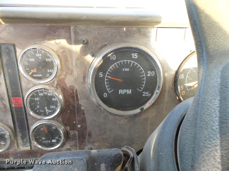 image for item DD8414 2005 International 9200i semi truck