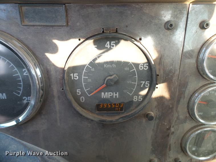 image for item DD8414 2005 International 9200i semi truck