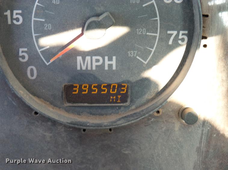 image for item DD8414 2005 International 9200i semi truck