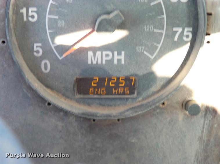 image for item DD8414 2005 International 9200i semi truck