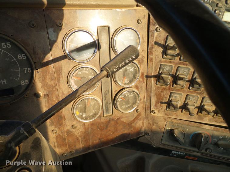 image for item DD8414 2005 International 9200i semi truck