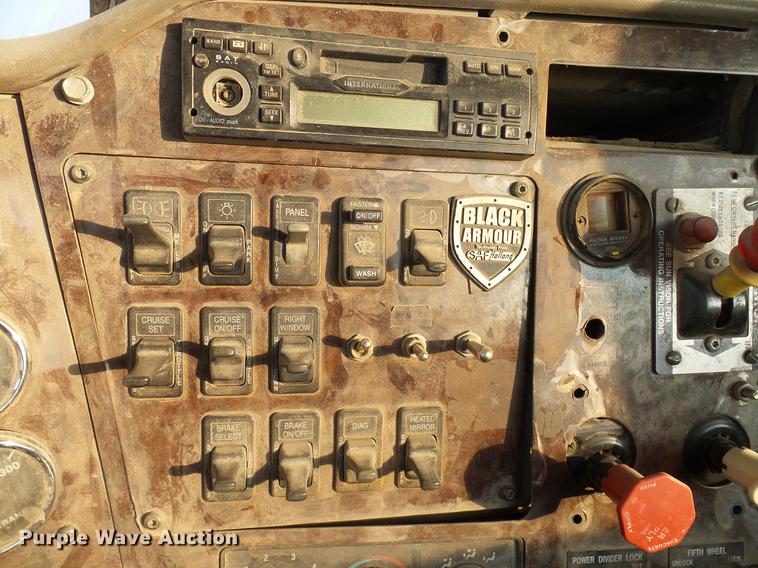 image for item DD8414 2005 International 9200i semi truck