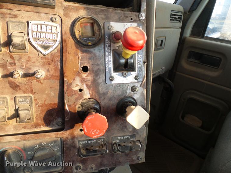 image for item DD8414 2005 International 9200i semi truck