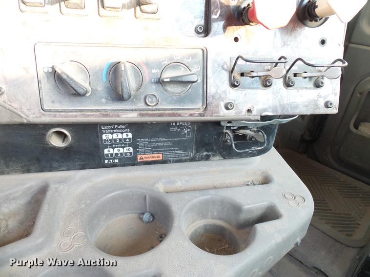 image for item DD8414 2005 International 9200i semi truck