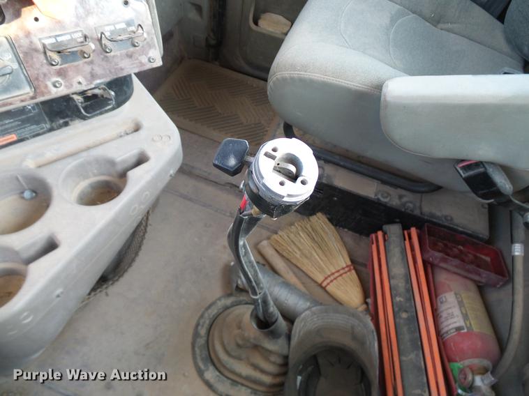 image for item DD8414 2005 International 9200i semi truck